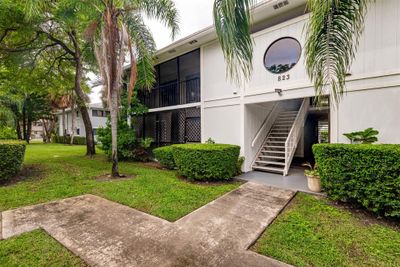 201 - 823 Ne 199th St, Condo with 2 bedrooms, 2 bathrooms and null parking in Miami FL | Image 1