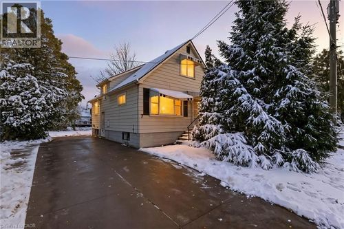 7 W 3rd St, Hamilton, ON, L9C3J5 | Card Image