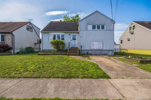 39 Layton St, Freeport, NY, 11520-6240 | Card Image