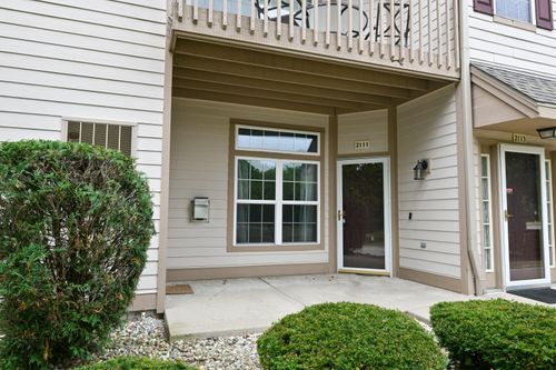 2111 W Vista Bella Dr, Oak Creek, WI, 53154-2663 | Card Image