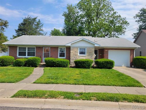193 E Walnut Street, Nashville, IL, 62263 | Card Image