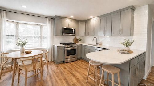 1-27 Southridge Dr, Glen Cove, NY, 11542-4027 | Card Image