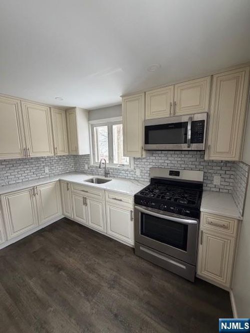 531 Walnut St, Ridgefield, NJ, 07657-1822 | Card Image