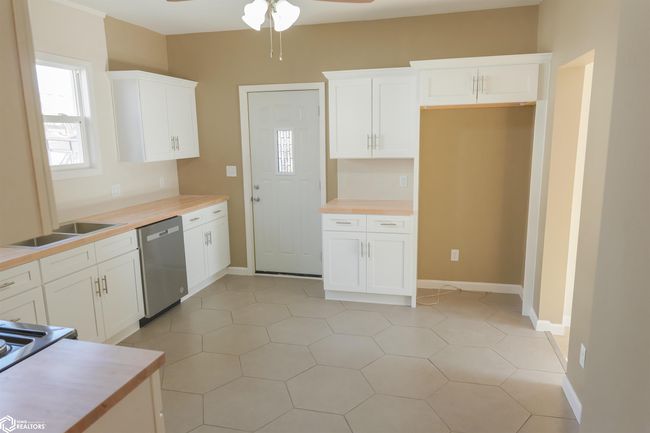 118 S Garfield Ave, Home with 3 bedrooms, 2 bathrooms and 2 parking in Burlington IA | Image 7