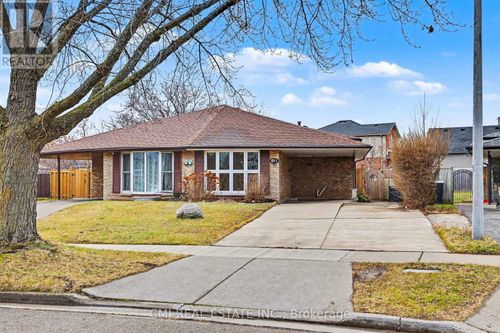 61 1/2 Eastbury Dr, Stoney Creek, ON, L8E2V8 | Card Image