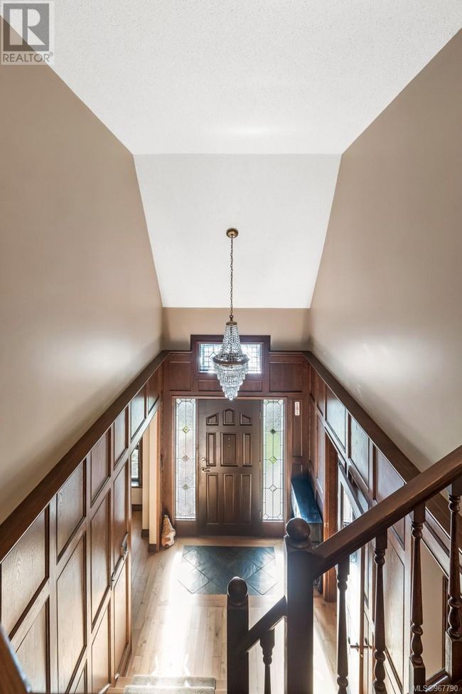 803 Piermont Pl, House other with 5 bedrooms, 5 bathrooms and 2 parking in Victoria BC | Image 25