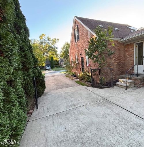 2286 Allard Ave, Grosse Pointe Woods, MI, 48236-1914 | Card Image