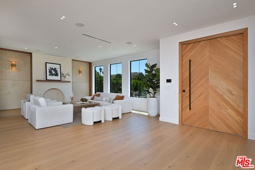 Residential in Toluca Lake 5