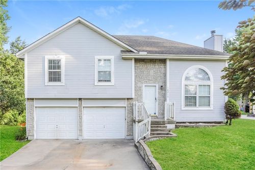 18215 E Kentucky Rd, Independence, MO, 64058-1116 | Card Image