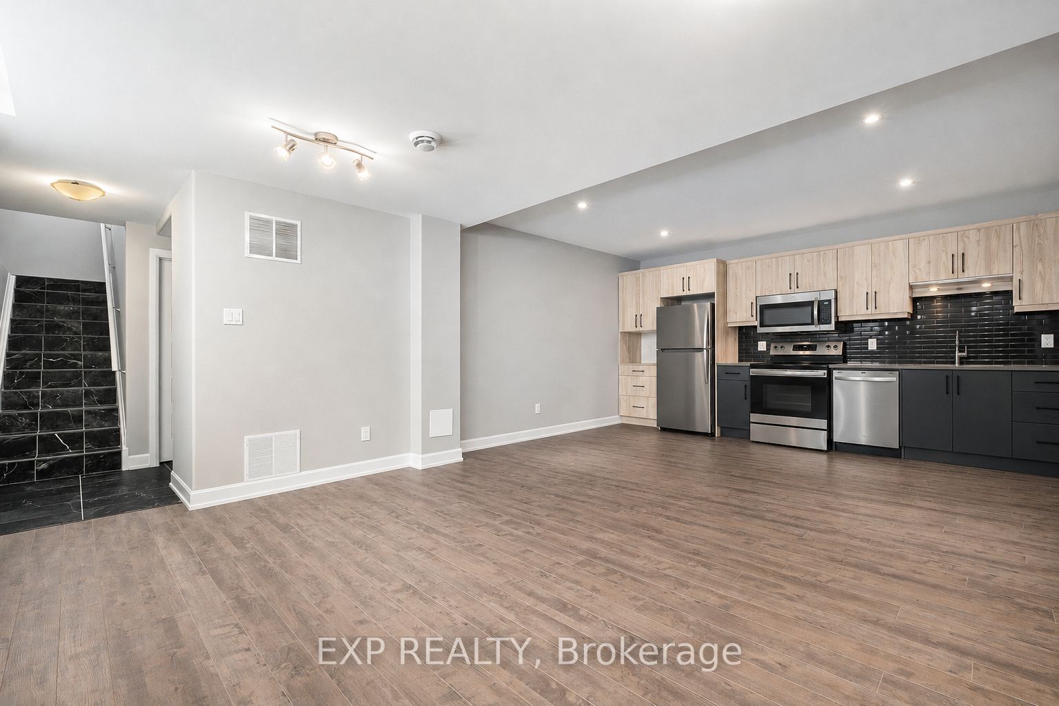 Residential Lease in Russell 4