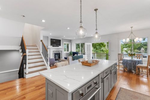 46 Crescent Ave, Lynnfield, MA, 01940-1902 | Card Image
