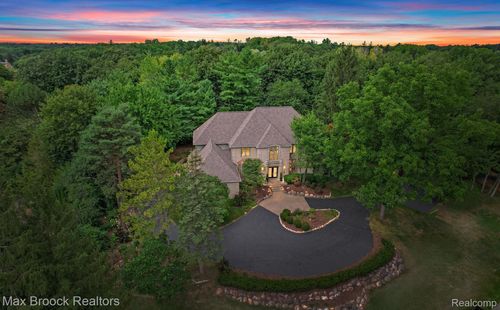 60 Kingsley Manor Dr, Bloomfield Hills, MI, 48304-2810 | Card Image