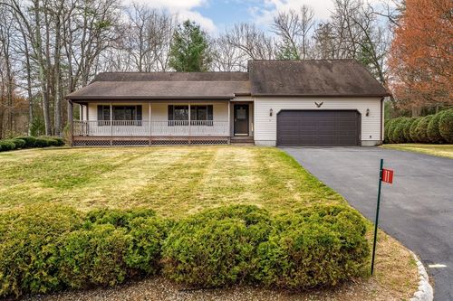11 Laurel Dr, Easthampton, MA, 01027-2575 | Card Image