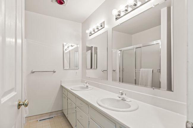 Main bathroom | Image 24