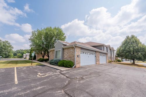 9131 S Aspen Dr, Oak Creek, WI, 53154-4453 | Card Image