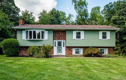 8 W Caroline Drive W, Wappinger, NY, 12590 | Card Image