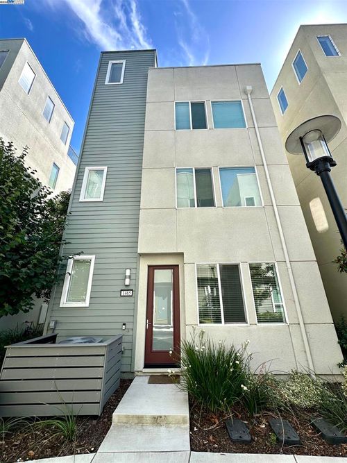 1465 Latitudes Way, Richmond, CA, 94804-4509 | Card Image