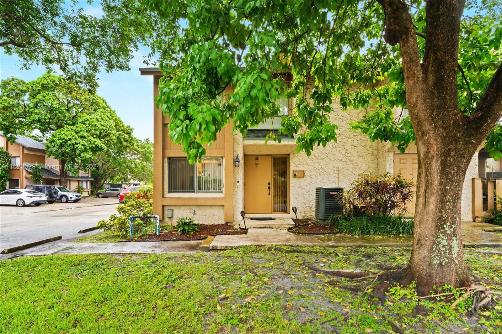 Wimbledon Lake Dr, Plantation, FL 33324