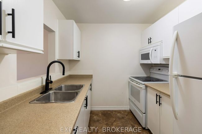 212 - 573 Armstrong Rd, Condo with 2 bedrooms, 1 bathrooms and 1 parking in Kingston ON | Image 9