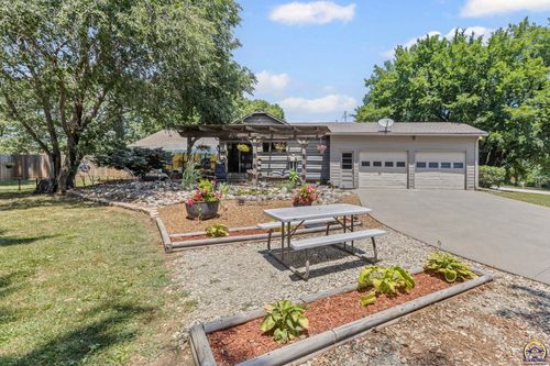 22452 Sunset Dr, Vassar, KS, 66543-9137 | Card Image