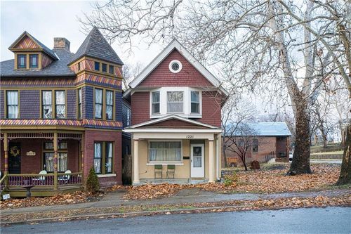 1221 Felix St, Saint Joseph, MO, 64501-2817 | Card Image