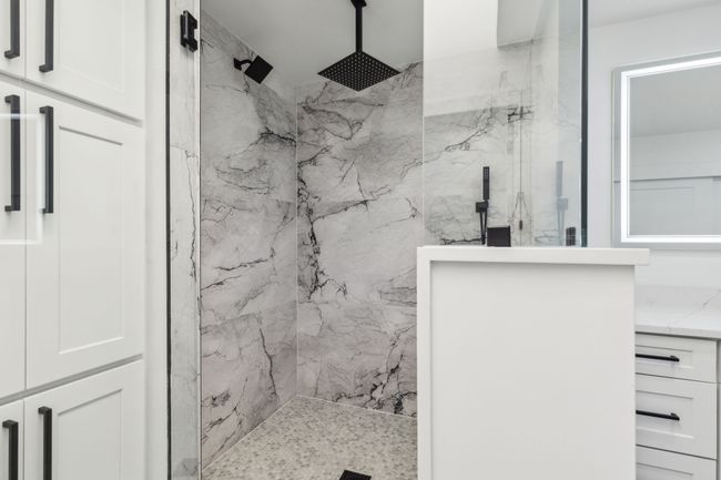 Large shower with rainhead and sprayers. | Image 21