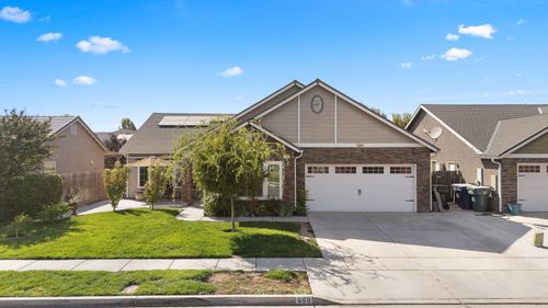 689 Montana De Oro St, Tulare, CA, 93274-7403 | Card Image