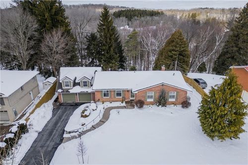 136 Highway 8, Dundas, ON, L9H4V5 | Card Image