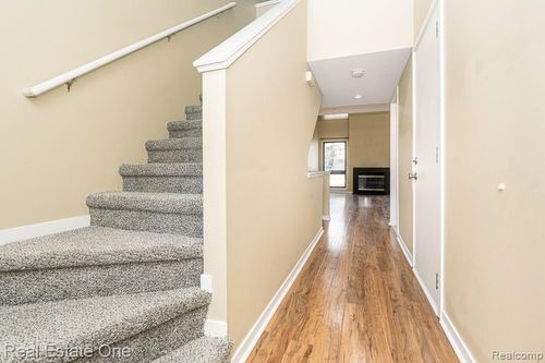 653 Glasgow Ct, Rochester Hills, MI, 48307-4589 | Card Image