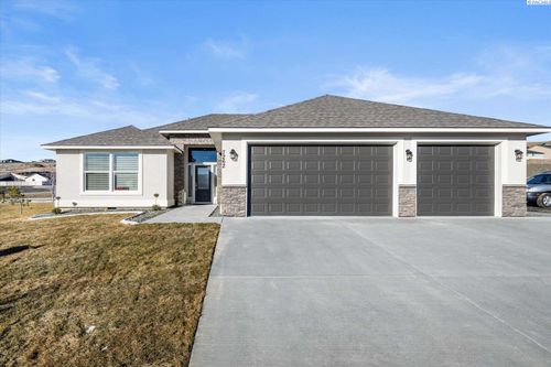 7196 W 30th Ave, Kennewick, WA, 99338-2561 | Card Image