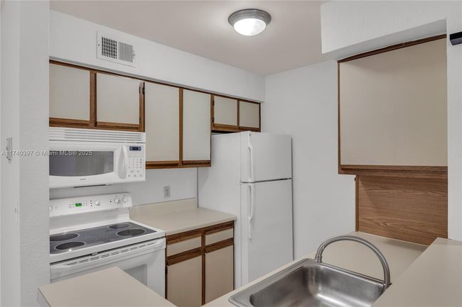 APT-1103 - 2736 University Dr, Condo with 1 bedrooms, 1 bathrooms and null parking in Davie FL | Image 7