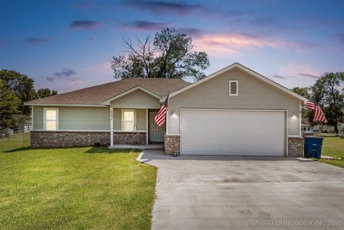 802 Ne 9th St, Wagoner, OK, 74467-2504 | Card Image