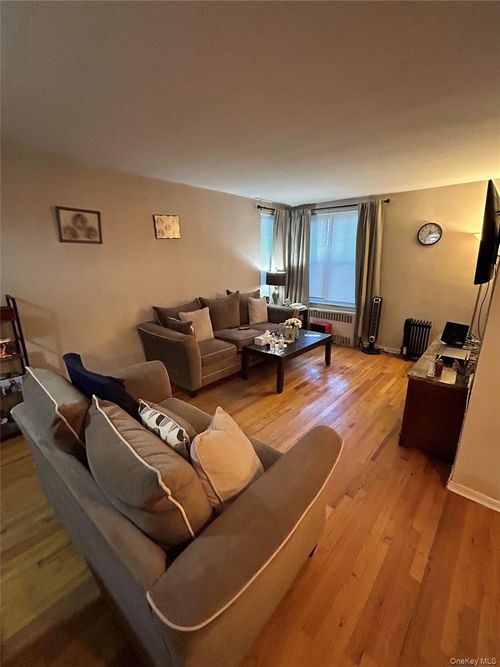 1m-194 Smith St, Hempstead, NY, 11550 | Card Image