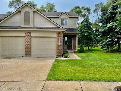 7019 Magnolia Lane, Condo with 2 bedrooms, 2 bathrooms and null parking in Waterford Twp MI | Image 1