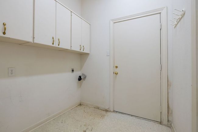 Laundry room with cabinet space, electric dryer hookup | Image 27