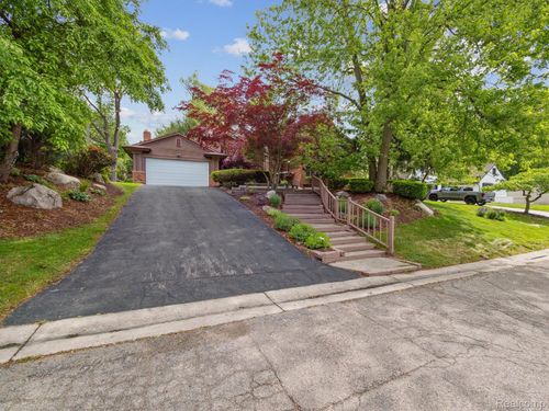 4677 Rolling Ridge Rd, West Bloomfield, MI, 48323-3343 | Card Image