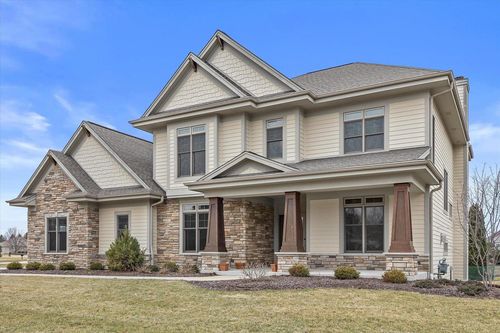 W243N2743 Creekside Drive, Pewaukee, WI, 53072 | Card Image