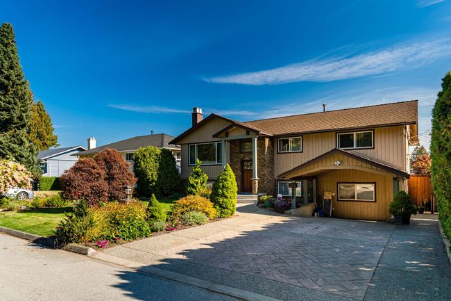 996 Weldon Court, House other with 5 bedrooms, 4 bathrooms and null parking in Port Moody BC | Image 2