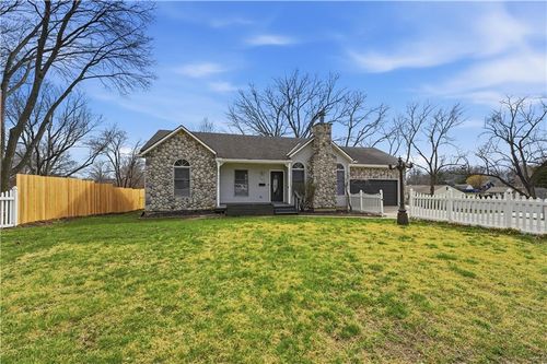 305 Ne Forest Ave, Lees Summit, MO, 64063-2615 | Card Image