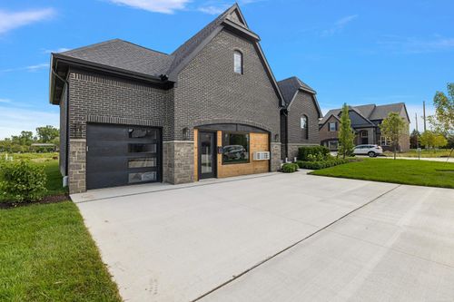 4076 Spring Meadow Dr, Sterling Heights, MI, 48314-4200 | Card Image