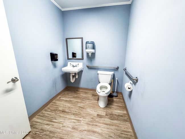 JeffDavis restroom | Image 24
