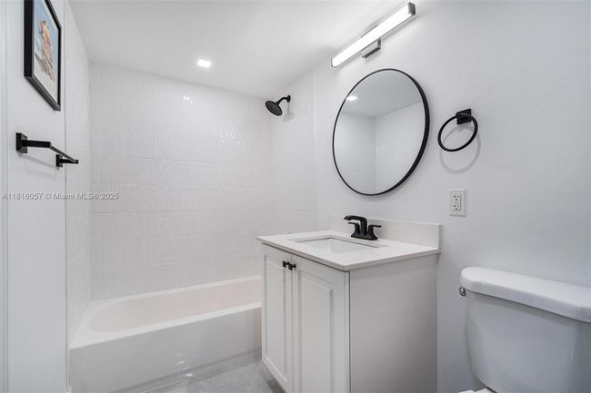 APT-202 - 8900 Collins Ave, Condo with 3 bedrooms, 2 bathrooms and null parking in Surfside FL | Image 15
