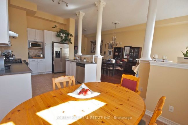 3298 Flagstone Dr, House attached with 4 bedrooms, 3 bathrooms and 2 parking in Mississauga ON | Image 6