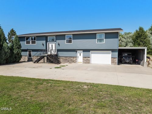 30 70th St E, Williston, ND, 58801-7320 | Card Image