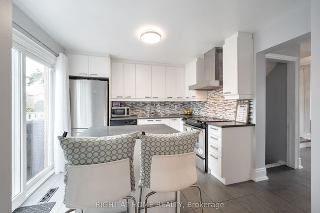 619 Beckworth Sq, House other with 3 bedrooms, 2 bathrooms and 4 parking in Pickering ON | Image 9