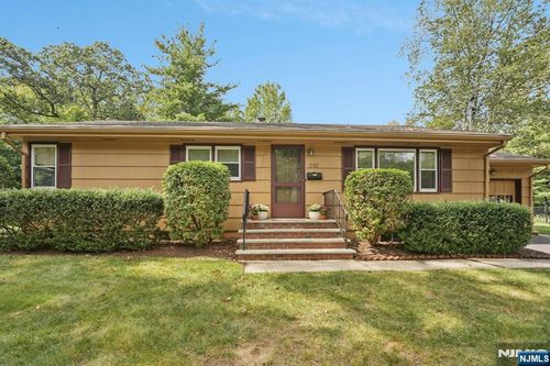 245 Raymond St, Hillsdale, NJ, 07642-1913 | Card Image