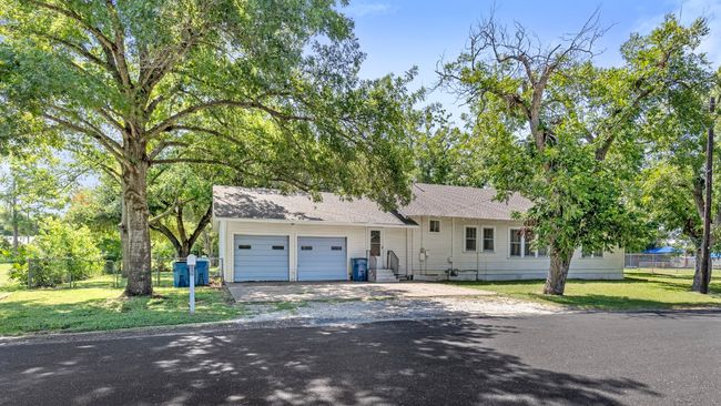 911 N Avenue C, House other with 3 bedrooms, 2 bathrooms and null parking in Elgin TX | Image 11
