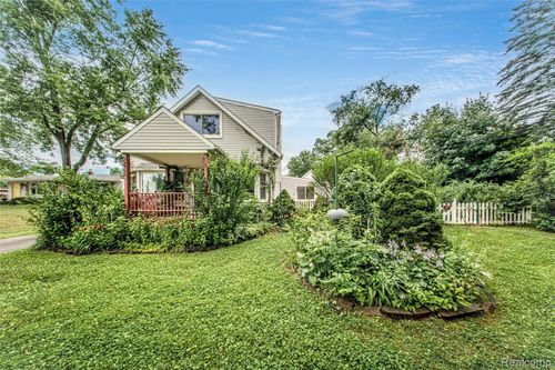 9042 Gale Rd, White Lake, MI, 48386-1411 | Card Image