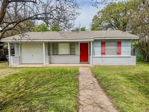 353 E Houston St, Giddings, TX, 78942-2713 | Card Image