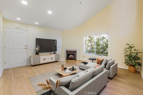 apt-8-9315 Woodman Ave, Arleta, CA, 91331-6423 | Card Image